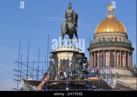 Monument à l'empereur Nicolas I après restauration contre le dôme de la cathédrale Saint-Isaac à Saint-Pétersbourg, Russie Banque D'Images