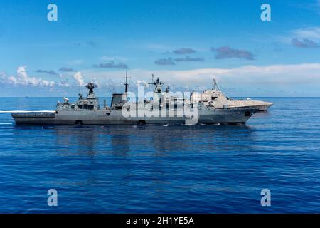 Mer des Philippines, États-Unis.18 octobre 2021.Le navire de combat littoral USS Tulsa, à droite, variante indépendance de la Marine américaine, vient aux côtés de la frégate FGS Bayern de la classe Brandebourg de la Marine allemande lors d'opérations conjointes le 18 octobre 2021 en mer des Philippines.Crédit : MC3 Andrew Langholf/États-UnisNavy/Alamy Live News Banque D'Images