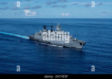 Mer des Philippines, États-Unis.18 octobre 2021.La frégate de Brandebourg de la Marine allemande FGS Bayern lors d'opérations conjointes avec la Marine américaine le 18 octobre 2021 dans la mer des Philippines.Crédit : MC3 Andrew Langholf/États-UnisNavy/Alamy Live News Banque D'Images