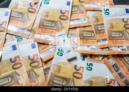 Test d'antigène du virus Corona SARS-COV-2 sur cinquante billets en euros Banque D'Images