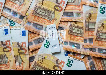 Test d'antigène du virus Corona SARS-COV-2 sur cinquante billets en euros Banque D'Images