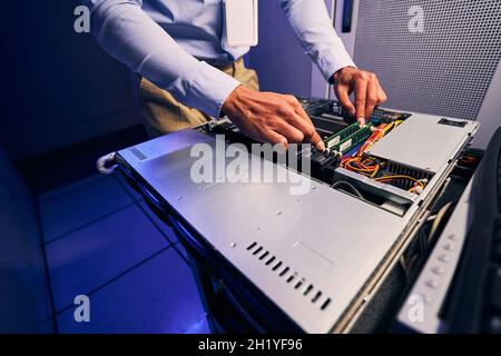 Centre de données PROFESSIONNEL DE L'INFORMATIQUE suppression de composants du serveur Banque D'Images