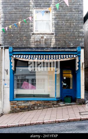 Un magasin vide à Kingsbridge, Devon, Royaume-Uni Banque D'Images
