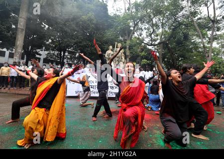 Dhaka, Bangladesh - le 19 octobre 2021 : le Département des études théâtrales et de performance de l'Université de Dhaka proteste contre les attaques et la torture contre les followe Banque D'Images