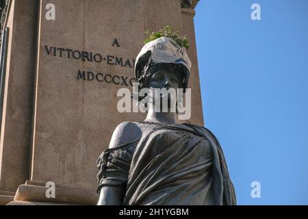 La manifestation environnementaliste sur les places de nombreuses villes italiennes.le blitz a été effectué par des membres de l'Extintion Ribellion, pendant la nuit, ils ont ciblé les statues des grandes villes italiennes masques représentant un crâne paper-mâché avec un 'x' noir couvrant la bouche ont été placés sur les monuments de naples Banque D'Images