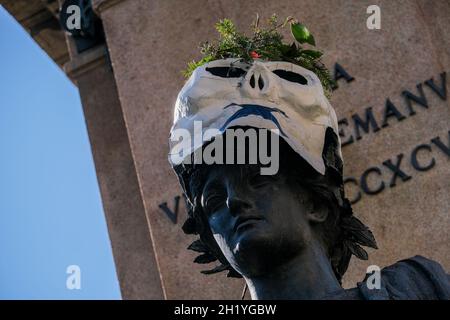 La manifestation environnementaliste sur les places de nombreuses villes italiennes.le blitz a été effectué par des membres de l'Extintion Ribellion, pendant la nuit, ils ont ciblé les statues des grandes villes italiennes masques représentant un crâne paper-mâché avec un 'x' noir couvrant la bouche ont été placés sur les monuments de naples Banque D'Images