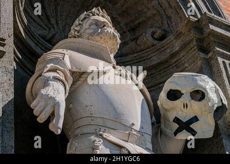 La manifestation environnementaliste sur les places de nombreuses villes italiennes.le blitz a été effectué par des membres de l'Extintion Ribellion, pendant la nuit, ils ont ciblé les statues des grandes villes italiennes masques représentant un crâne paper-mâché avec un 'x' noir couvrant la bouche ont été placés sur les monuments de naples Banque D'Images