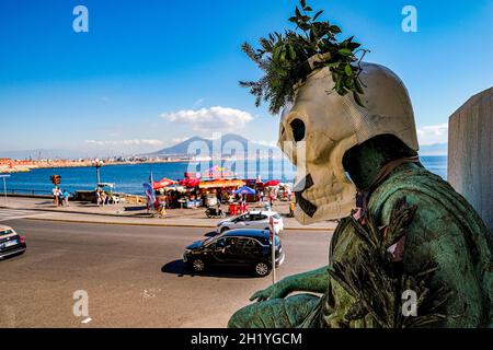 La manifestation environnementaliste sur les places de nombreuses villes italiennes.le blitz a été effectué par des membres de l'Extintion Ribellion, pendant la nuit, ils ont ciblé les statues des grandes villes italiennes masques représentant un crâne paper-mâché avec un 'x' noir couvrant la bouche ont été placés sur les monuments de naples Banque D'Images