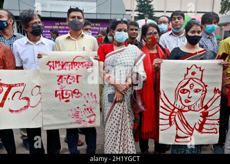 Dhaka, Bangladesh - 19 octobre 2021 : des poètes, des écrivains, des artistes et des journalistes se sont rassemblés à Shahbag pour protester contre l'attaque et la persécution du fol Banque D'Images