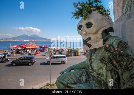 La manifestation environnementaliste sur les places de nombreuses villes italiennes.le blitz a été effectué par des membres de l'Extintion Ribellion, pendant la nuit, ils ont ciblé les statues des grandes villes italiennes masques représentant un crâne paper-mâché avec un 'x' noir couvrant la bouche ont été placés sur les monuments de naples Banque D'Images