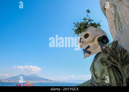 La manifestation environnementaliste sur les places de nombreuses villes italiennes.le blitz a été effectué par des membres de l'Extintion Ribellion, pendant la nuit, ils ont ciblé les statues des grandes villes italiennes masques représentant un crâne paper-mâché avec un 'x' noir couvrant la bouche ont été placés sur les monuments de naples Banque D'Images