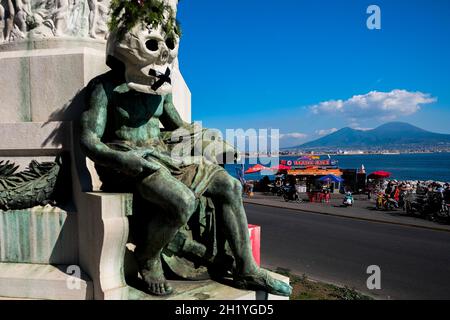 La manifestation environnementaliste sur les places de nombreuses villes italiennes.le blitz a été effectué par des membres de l'Extintion Ribellion, pendant la nuit, ils ont ciblé les statues des grandes villes italiennes masques représentant un crâne paper-mâché avec un 'x' noir couvrant la bouche ont été placés sur les monuments de naples Banque D'Images