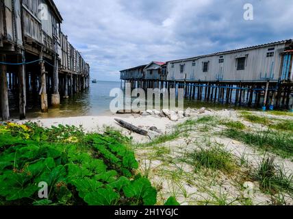 Des piers en bois anciens et en manille dépassent dans la mer à Hua Hin, en Thaïlande Banque D'Images