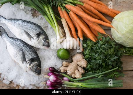 La brème de mer, les légumes, le gingembre et les herbes Banque D'Images