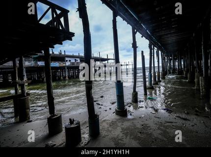 Des piers en bois anciens et en manille dépassent dans la mer à Hua Hin, en Thaïlande Banque D'Images