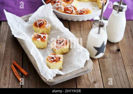 Petits pains à la cannelle et lait frais Banque D'Images