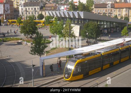 Trams à Szell Kalman ter (place Szell Kalman), anciennement Moszkva ter (place de Moscou), Budapest, Hongrie Banque D'Images