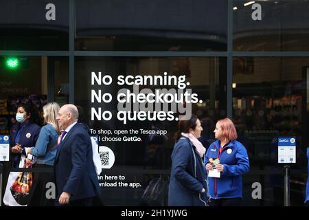 Londres, Angleterre, Royaume-Uni.19 octobre 2021.La chaîne de supermarchés TESCO ouvre juste à l'extérieur, check-les branche à Holborn.(Image de crédit : © Tayfun Salci/ZUMA Press Wire) Banque D'Images