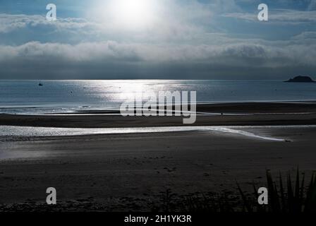 Plage tôt le matin à Saundersfoot avec la marée qui sort et le soleil se reflétant hors de la mer, personne ne se contente de goélands sur le bord de la mer Banque D'Images