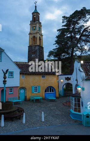 Portmeirion village, Gwynedd, North Wales Battery Square & Belltower - village touristique conçu et construit par Sir Clough Williams-Ellis entre 1925-1975 Banque D'Images