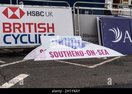 Décomposition des structures temporaires lors de la course cycliste AJ Bell Women's Tour, phase 4, Southend on Sea, Essex, Royaume-Uni.Signes au sol Banque D'Images