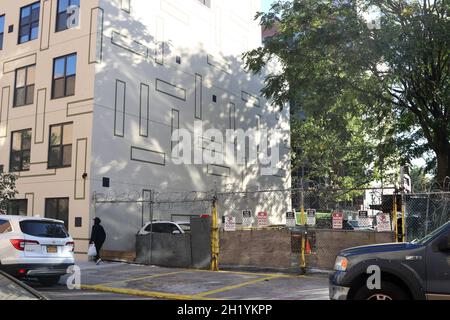 19 octobre 2021, New York City, New York, États-Unis : le quartier de South Bronx où le général Colin Powell, né à Harlem, et ses parents immigrants jamaïcains vivaient dans un immeuble du quatrième étage sur Kelly St., dans la section Longwood du quartier de New York.L'ancienne maison du général à la retraite, qui est décédée des complications de Covid-19 le 18 octobre 2021, est maintenant un parking pour un immeuble voisin.(Image de crédit : © G. Ronald Lopez/ZUMA Press Wire) Banque D'Images