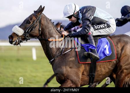 Photo du dossier datée du 23-03-2021 de Copperless, monté par Aidan Coleman sur le chemin de gagner le Ray Wonnacott 80 et pas hors Hanicap obstacle à l'hippodrome de Taunton.Copperless d'Olly Murphy manquera la première partie de la nouvelle campagne après avoir subi une fracture de stress - et pourrait faire ses débuts saisonniers au Cheltenham Festival.Date de publication : le mardi 19 octobre 2021. Banque D'Images