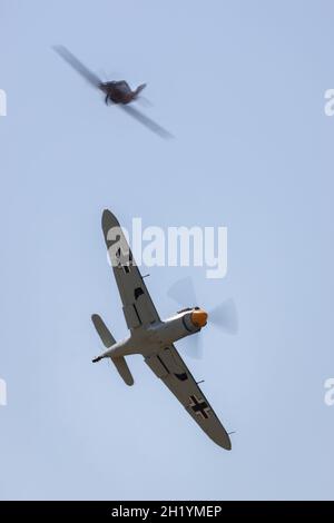 Le me-109 de Willy Messerschmitt (BF-109) est pourchassé par un ouragan Hawker Mk.IIb Banque D'Images