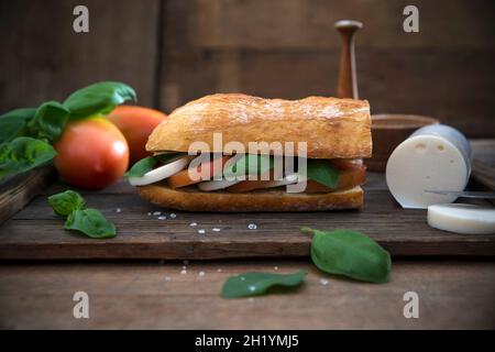 Le ciabatta au basilic, vinaigre balsamique, tomates et mozzarella vegan Banque D'Images