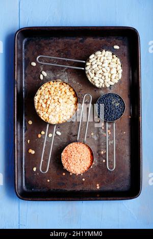 Un arrangement de légumineuses avec des lentilles, des haricots et des pois Banque D'Images