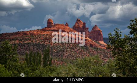 Climat orageux et soleil éclatant sur les montagnes entourant Sedona Banque D'Images