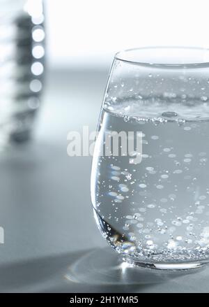 Un verre d'eau avec des bulles Banque D'Images