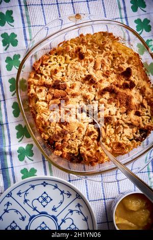 Cuire les pâtes avec une sauce à la viande et une croûte de pain croustillante Banque D'Images