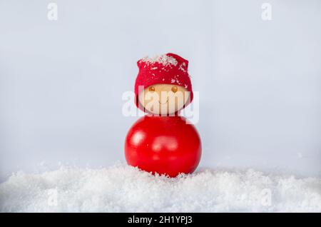 Ornement en bois rouge dans la neige, décoration de noël avec espace de copie Banque D'Images