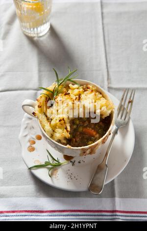 Pie de berger avec purée de pommes de terre (Angleterre) servie dans une tasse vintage Banque D'Images