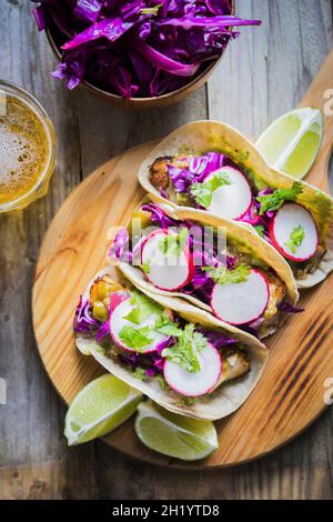 Coquilles à tacos au poulet et radis (Mexique) Banque D'Images