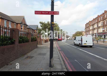 Un panneau sur Bromley Road Lewisham avertissant que la zone à très faible émission sera étendue pour couvrir la zone intérieure de Londres dans les routes circulaires N et S. Banque D'Images