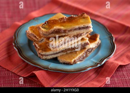 Fig cake bars sur une plaque Banque D'Images