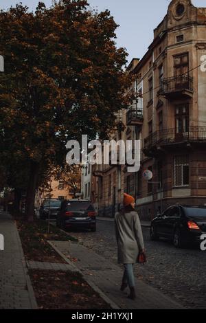 Mode Street style dans le froid automne temps d'une jeune fille marche dans la rue dans la seule saison d'automne. Banque D'Images