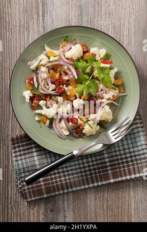 Salade de chou-fleur avec tomates séchées et sultanines Banque D'Images