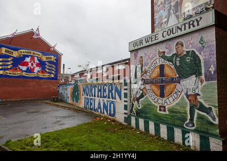 peinture murale de l'équipe de football d'irlande du nord et peinture murale du centenaire de l'irlande du nord rangée de sable belfast irlande du nord Banque D'Images