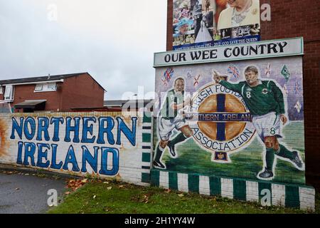 équipe de football d'irlande du nord fresque notre petit pays sable rangée belfast irlande du nord Banque D'Images