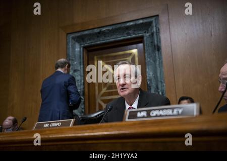 Washington, États-Unis.19 octobre 2021.Le sénateur américain Mike Crapo (républicain de l'Idaho), membre du classement du Comité des finances du Sénat américain, interroge Chris Magnus lorsqu'il comparaît devant une audience du Comité des finances du Sénat des États-Unis pour examiner sa nomination au poste de commissaire des douanes et de la protection des frontières des États-Unis,Département de la sécurité intérieure à Capitol Hill, Washington, DC, le mardi 19 octobre 2021.Photo de Rod Lamkey/Pool/ABACAPRESS.COM crédit: Abaca Press/Alay Live News Banque D'Images