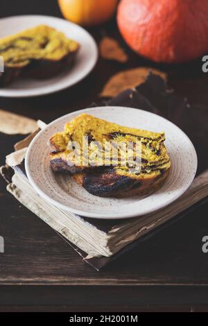 Tranche de potiron babka gâteau avec garniture au chocolat, sur une surface sombre Banque D'Images