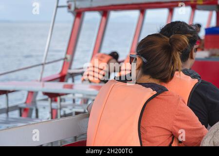 Vue arrière des passagers amoureux dans la vie gilet de détente sur le balcon appréciant la vue du bateau de l'île de Samui en mer.heureux décontracté couple touristes dehors sur Banque D'Images