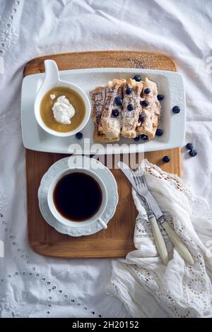 Gaufres végétaliennes à la sauce aux pommes et aux myrtilles, et café Banque D'Images