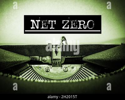 Net Zero affiché sur une machine à écrire vintage avec texte souligné et bordure noire dans un ton vert Banque D'Images