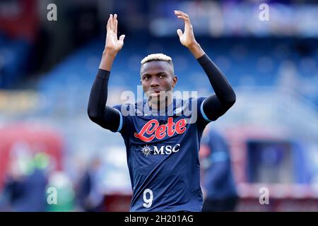 Naples, Italie.17 octobre 2021.Victor Osimhen de SSC Napoli fait les vagues des fans avant la série Un match de football 2021/2022 entre SSC Napoli et Torino FC au stade Diego Armando Maradona à Napoli (Italie), le 17 octobre 2021.Photo Cesare Purini/Insidefoto crédit: Insidefoto srl/Alay Live News Banque D'Images