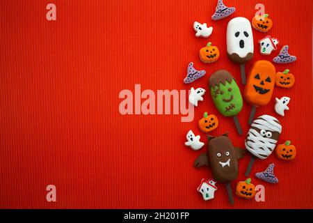 Ensemble de crème glacée et de biscuits avec le visage du personnage d'halloween sur fond orange.Arrière-plan de la fête d'Halloween Banque D'Images