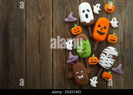 Ensemble de crème glacée et de biscuits avec le visage de caractère d'halloween sur fond de bois rustique.Arrière-plan de la fête d'Halloween Banque D'Images